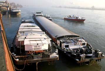 Διαρροή 10.000 λίτρων ντίζελ από ολλανδικό δεξαμενόπλοιο στον ποταμό Ρήνο