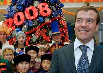 Στα ύψη η δημοτικότητα Μεντβέντεφ με… χείρα βοηθείας από Πούτιν