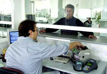 Αυξημένη παρακράτηση φόρου για μισθωτούς και συνταξιούχους το 2008