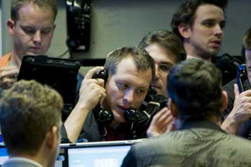 Σε αρνητικό έδαφος η Γουόλ Στριτ μετά το θάνατο της Μπούτο