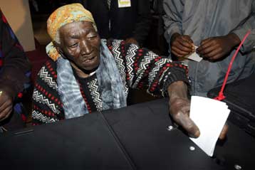 Προβάδισμα στον πρόεδρο της Κένυας δίνουν τα πρώτα exit poll