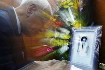 Μαίνεται η βία, ενώ το Πακιστάν αποχαιρέτησε την Μπεναζίρ Μπούτο