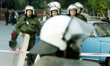 Νέα επίθεση αγνώστων εναντίον διμοιρίας των ΜΑΤ στο κέντρο της Αθήνας