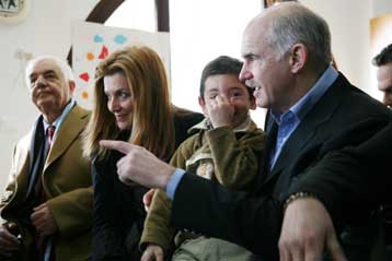 Επίσκεψη Παπανδρέου στο Παιδικό Χωριό SOS της Βάρης