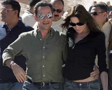 Στο επίκεντρο σκανδαλοθηρικών δημοσιευμάτων το ζεύγος Σαρκοζί-Μπρούνι