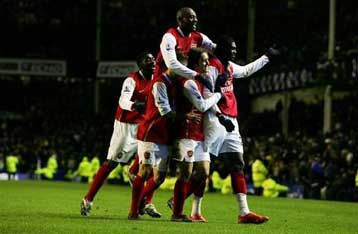 «Σφυριά» στη Μάντσεστερ, πρωτιά για την Αρσεναλ πριν έλθει το 2008