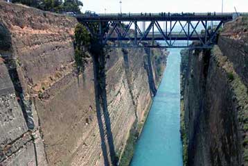 Μητέρα πήδηξε στον Ισθμό της Κορίνθου αγκαλιά με το μωρό της