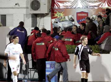 Αποδοκιμασίες και επεισοδιακή έξοδο για Λίνεν