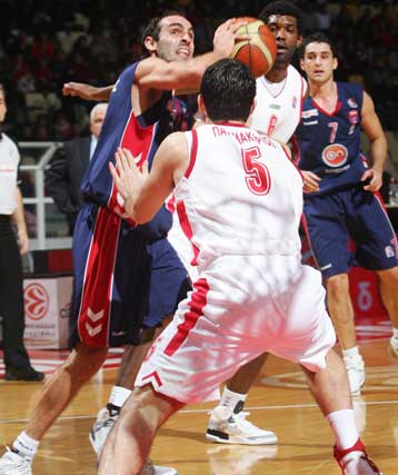 Μπορούσης και Γουντς οδήγησαν τον Ολυμπιακό στο 100-81 επί του Πανιωνίου