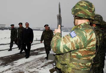 Εναέριο εορταστικό «καψώνι» για τα ελληνικά μεταγωγικά C-130 από την ΠΓΔΜ