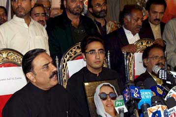 Πιέζουν για εκλογές στις 8 Ιανουαρίου τα κόμματα της αντιπολίτευσης στο Πακιστάν