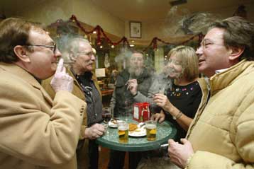 Με απαγόρευση του καπνίσματος βρίσκει ο νέος χρόνος Γάλλους και Γερμανούς