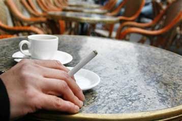 Σε ισχύ η απαγόρευση καπνίσματος σε εστιατόρια και καφέ στη Γαλλία