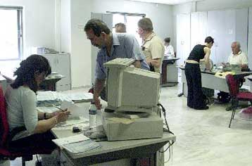 Μπαράζ ηλεκτρονικών ελέγχων από την Εφορία σε επιχειρήσεις, ελεύθερους επαγγελματίες