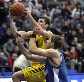 Eκτός έδρας επιτυχίες για Ολυμπιακό και Αρη στο ξεκίνημα του 2008