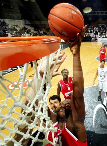 Έσπασε το ρόδι ο Ολυμπιακός και πήρε την πρώτη εκτός έδρας νίκη του
