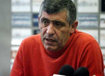 Νίκη-φόρος τιμής στον Βρύζα θέλει ο Σάντος με τη Λάρισα