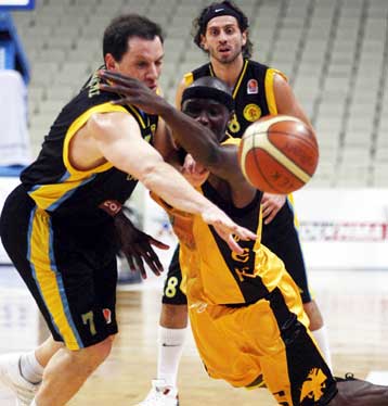 Κέρδισε τη Λάρισα έχασε τον Ματσιγιάουσκας ο Ολυμπιακός, νίκες για Μαρούσι και Αρη