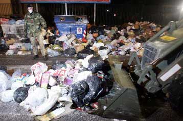 Σε κλοιό απορριμμάτων η Νάπολη, στους δρόμους με εκσκαφείς ο στρατός
