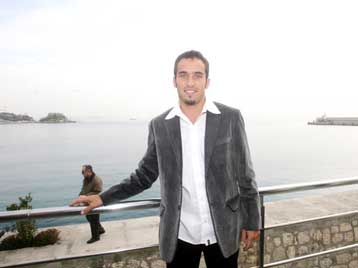 Μπελούτσι στα ερυθρόλευκα για 4,5 χρόνια