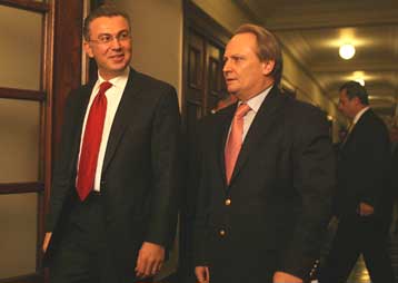 Μαίνεται η πολιτική αντιπαράθεση για τους χειρισμούς Ανδριανού στο θέμα του DVD