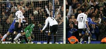 Οι δέκα της Τσέλσι νίκησαν την Έβερτον με 2-1 στον πρώτο ημιτελικό