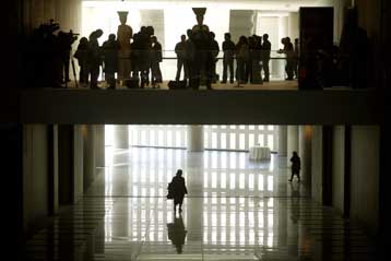 Σεξ, ψέματα και DVD ταρακουνούν την υπόθεση των Μαρμάρων, γράφουν οι λονδρέζικοι Times