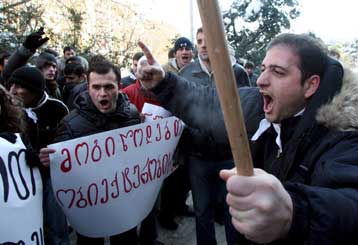 Mε διαδηλώσεις απειλεί η αντιπολίτευση στην επίσημη νίκη του Σαακασβίλι στη Γεωργία