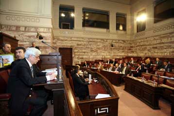 Κόντρα ΝΔ – ΠΑΣΟΚ στη Βουλή για το μπόνους του εκλογικού νόμου