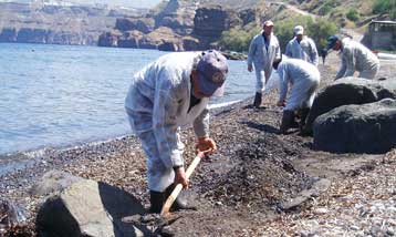 Διακόπτει η Louis Hellenic Cruises τις εργασίες απορρύπανσης στη Σαντορίνη