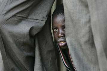 Ο Κόφι Ανάν αναλαμβάνει τη μεσολάβηση για επιστροφή της Κένυας στη σταθερότητα