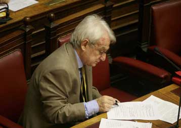 Επίθεση Χατζηγάκη στον Γ.Παπανδρέου για τα περί «εγκάθετων δικαστικών λειτουργών»