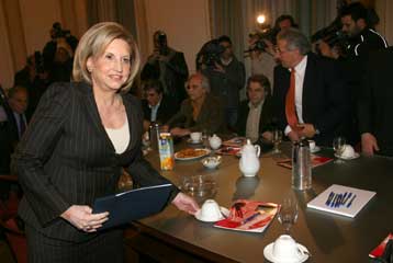 Ξαναζεσταμένο «διάλογο» σερβίρει η κυβέρνηση στο Ασφαλιστικό, λέει η Αντιπολίτευση