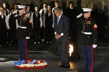 Απλώστε το χέρι στο Ισραήλ, λέει στους Αραβες ο Μπους περιοδεύοντας στη Μ.Ανατολή