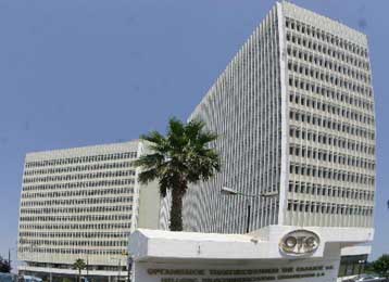 Επιφυλακτική η Κομισιόν για το «πλαφόν» 20% στη συμμετοχή ιδιωτών στις ΔΕΚΟ