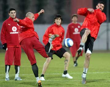 Μέχρι τελευταία στιγμή θα περιμένει ο Λεμονής, Στολτίδη και Λεντέσμα