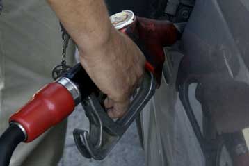 «Όχι» των βενζινοπωλών για πώληση υγρών καυσίμων από τα σούπερ μάρκετ