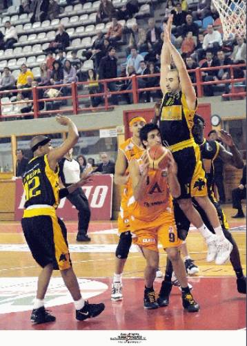 Προβληματίζει η ΑΕΚ, σκαρφαλώνει η Ολύμπια μετά το 67-71 στη Νεάπολη