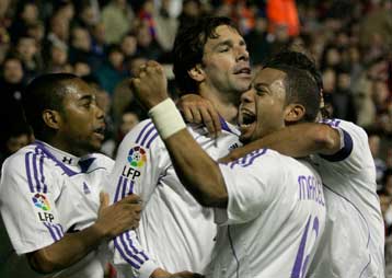 Φαν-Γκολ ξανά, αναδύθηκε το «κίτρινο υποβρύχιο», ήττα της Χετάφε