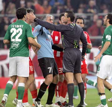 Ο Γ. Μώραλης εκτιμά ότι ο Ολυμπιακός αδικήθηκε από τη διαιτησία