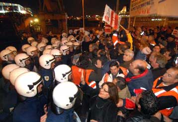 Στα δικαστήρια προσφεύγουν οι λιμενεργάτες κατά του διαγωνισμού για ΟΛΠ και ΟΛΘ