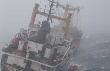 Περιπέτεια ανοιχτά του Πλύμουθ για το πλήρωμα ελληνικού φορτηγού πλοίου