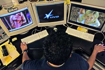 Το Διαδίκτυο και οι ερασιτέχνες απειλή για τη βιομηχανία πορνογραφίας