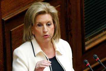 Τις τρεις διαβεβαιώσεις για το ασφαλιστικό επανέλαβε στη Βουλή η Φ.Πετραλιά