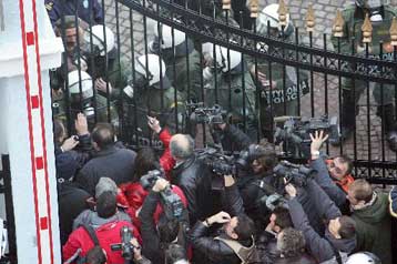 Επεισόδια μεταξύ απεργών και δυνάμεων των ΜΑΤ στο λιμάνι της Θεσσαλονίκης