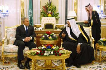 Πιέσεις Μπους στην Σαουδική Αραβία για αύξηση της παραγωγής πετρελαίου