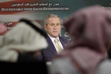 Με αλλεπάλληλες προειδοποιήσεις προς το Ιράν συνεχίζεται η περιοδεία Μπους