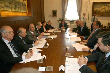 Στο ίδιο τραπέζι οι πολιτικοί αρχηγοί στη συνεδρίαση του Ιδρύματος της Βουλής