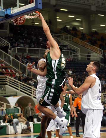Ακάθεκτος ο Παναθηναϊκός παρά τα συνθήματα, σκόνταψε στην Πολωνία ο Ολυμπιακός