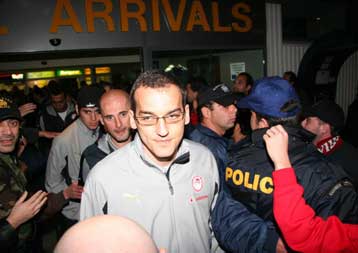 Αποθεωτική υποδοχή του Ολυμπιακού στην Κρήτη